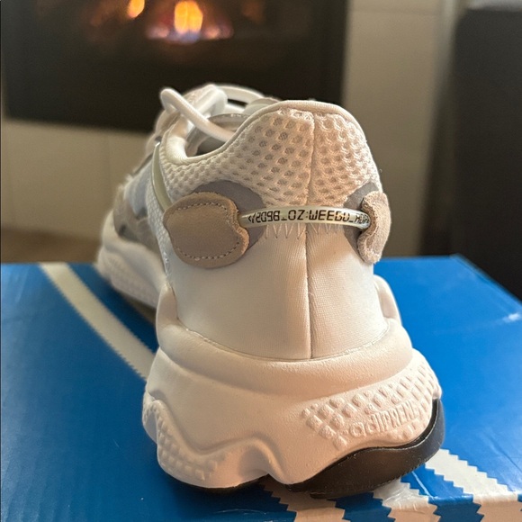 NIB [adidas] Ozweego 'J Cloud White/Grey Athletic Shoes Sneakers Youth Sz 4.5 - Picture 10 of 14